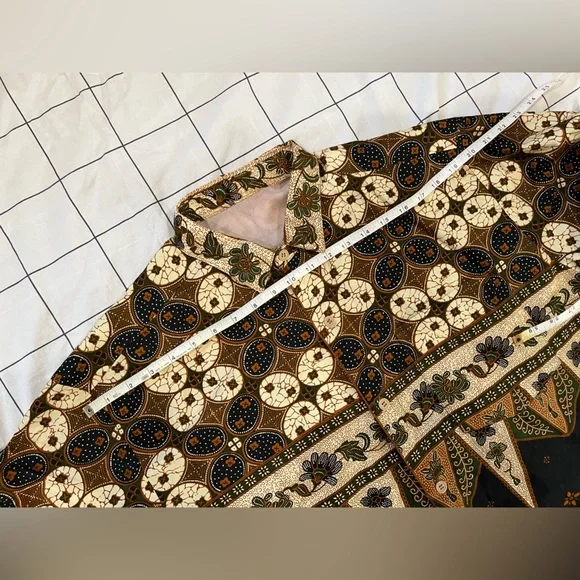 Vintage fabric print button down shirt. Oversized. - Picture 4 of 9